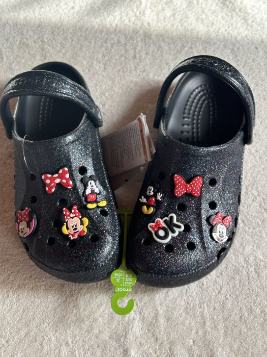Klapki Crocs brokatowe, czarne z ozdobami Disneya Myszka Mickey , nowe, rozmiar 38-39