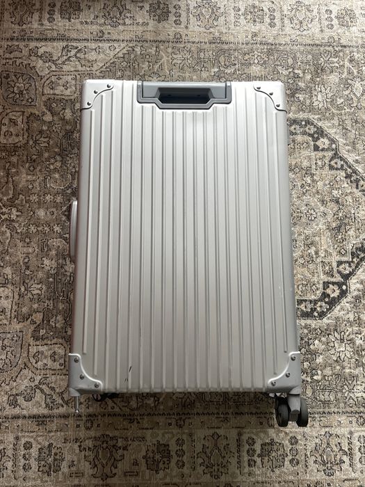 Walizka średnia aluminiowa uszkodzona