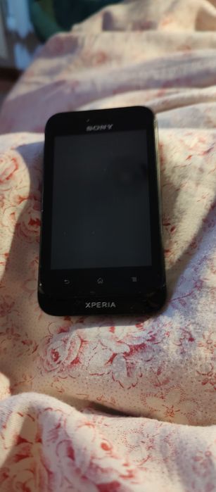 Smartfon Sony Xperia st21 i Ładowarka Wyświetlacz