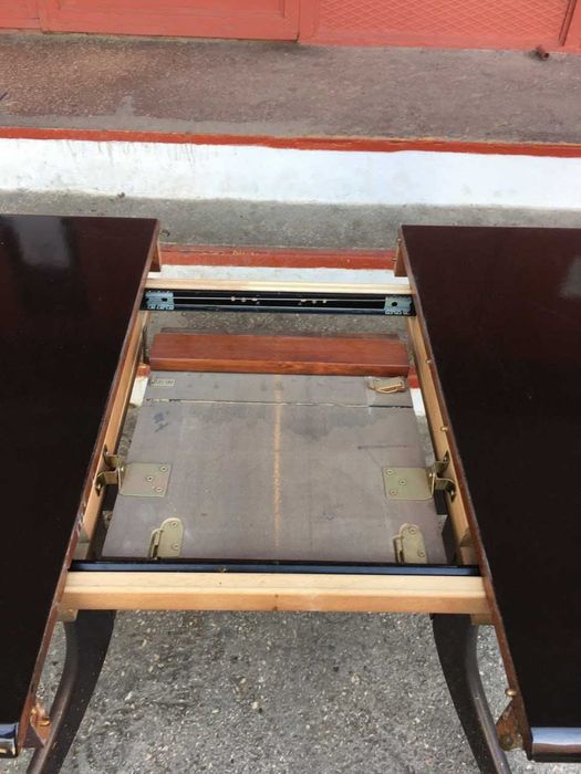 Розкладний дерев’яний стіл зі скляною вставкою