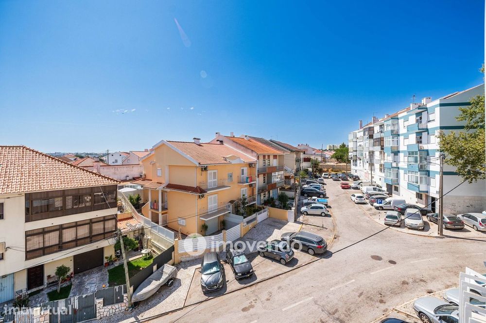 Apartamento T2 luminoso, totalmente remodelado, em Corroios