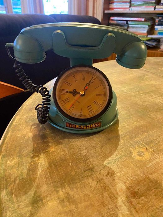 Relógio vintage, forma de telefone
Funciona a pinlhas
Bom estado