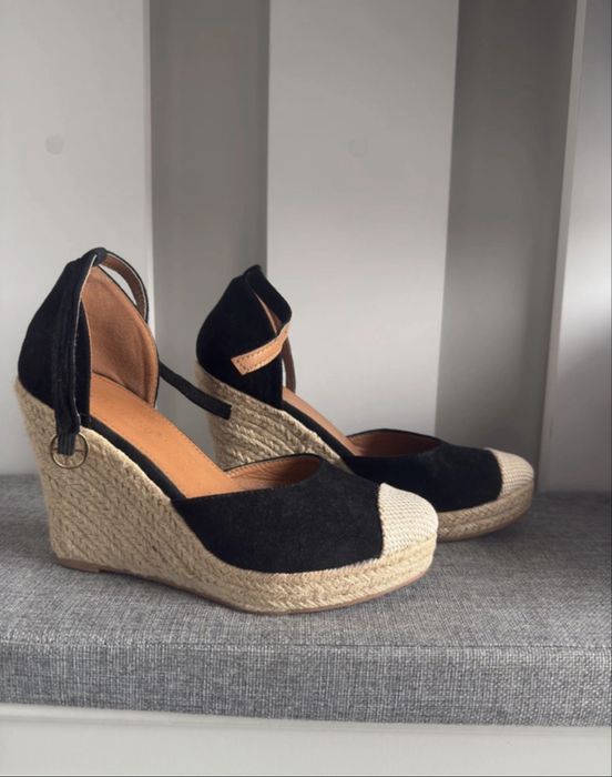 Czarne buty na koturnie z paskiem