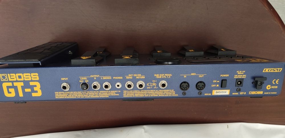 Pedaleira Boss GT3 com adaptador USB-MIDI Roland UM-ONE