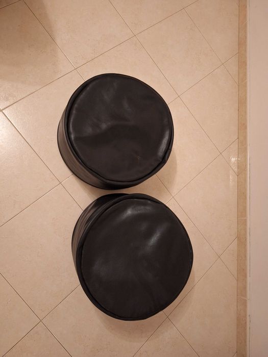 2 Pufes pretos em bom estado