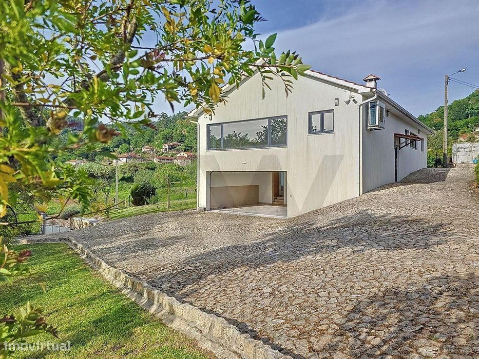 Moradia T3 Renovada com Garagem, Anexo, Jardim e Vista de Montanha em