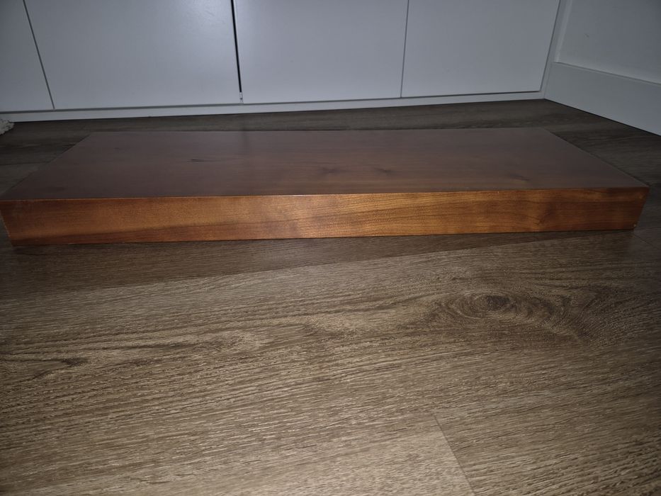 Prateleiras de madeira cor cerejeira