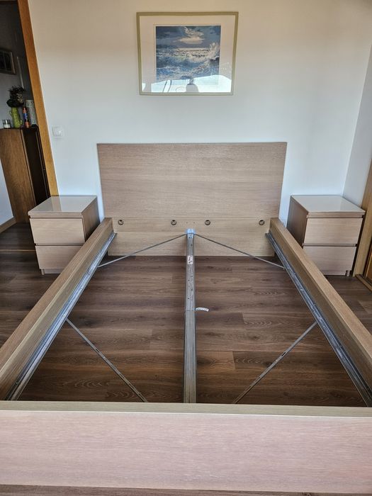 Cama de casal e bancos de cabeçeira