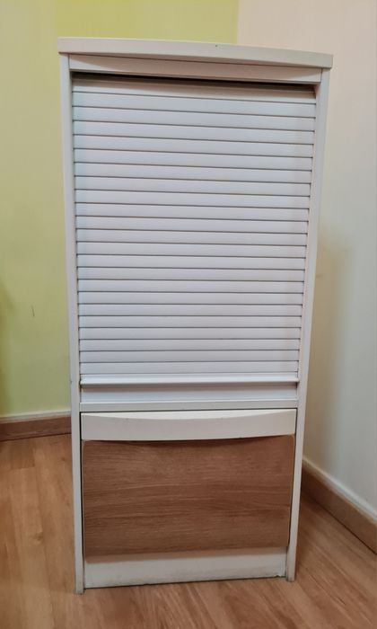 Móvel arquivo branco com persiana lacado e mesa cabeceira.