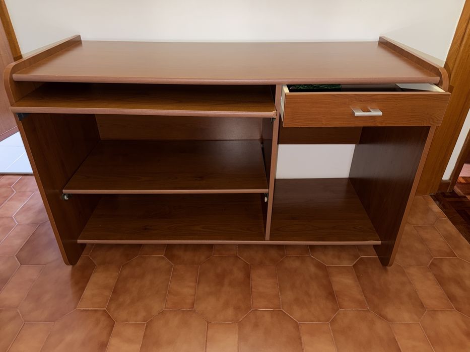 Secretária em otimo estado. A levantar pelo comprador.