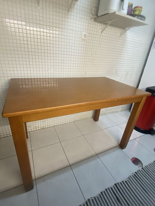 Mesa de jantar +4 cadeiras de madeira