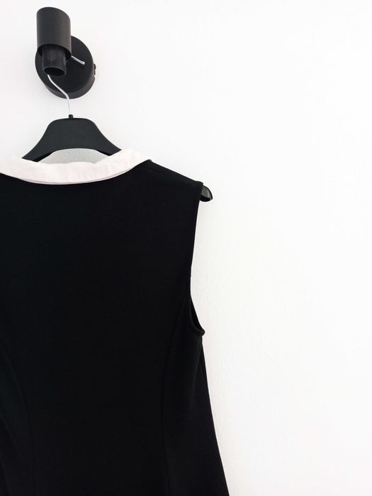 Mała czarna sukienka z białym kołnierzykiem rozkloszowana