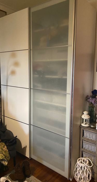 Roupeiro grande em branco porta em vidro