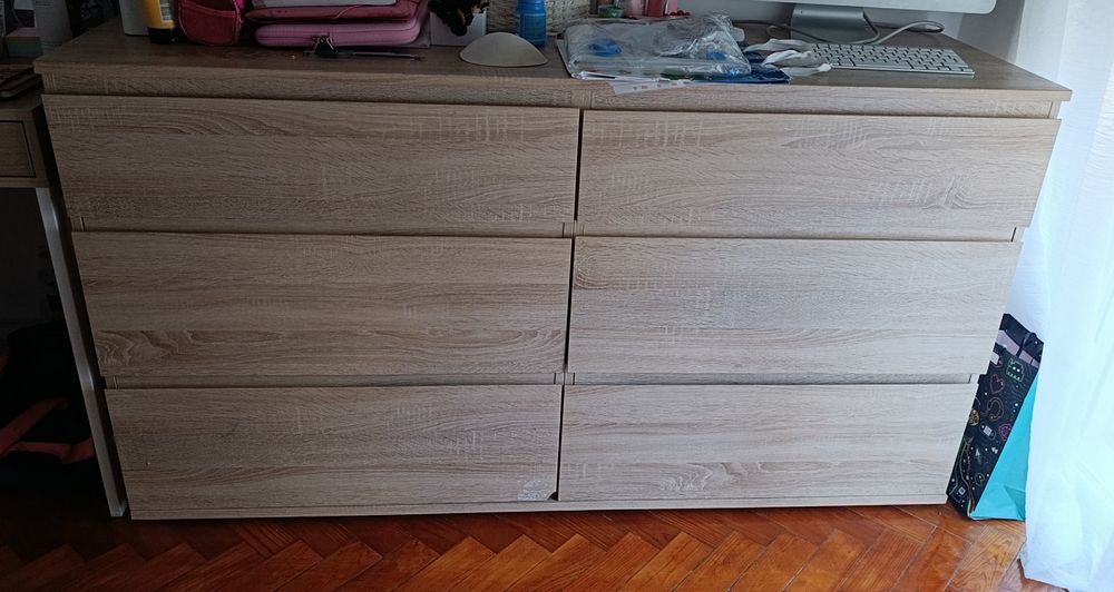 Cómoda grande com 6 gavetas.