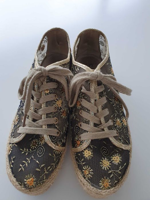 sapatos rendilhados e dourados