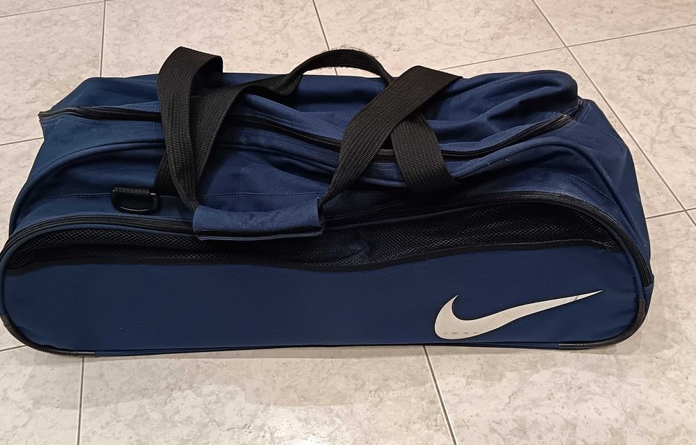 Saco Trolley de Viagem marca Nike azul, em bom estado. Pouco uso.