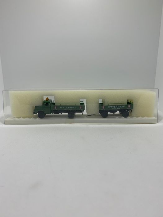 Miniatura MAN com reboque da marca Brekina na escala H0 1/87