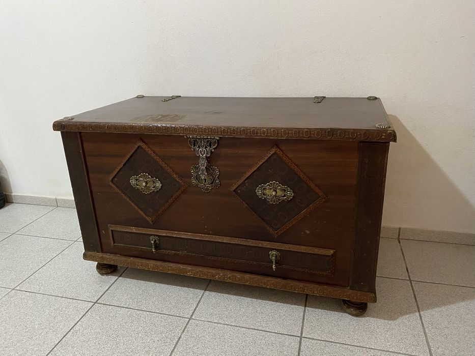 Arca de madeira antiga para arrumos