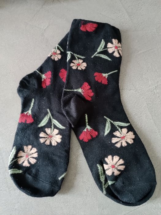 Skarpety czarne w kwiatki 35-38
