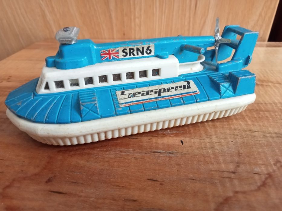 model- prom pasażerski hovercraft k-22.
