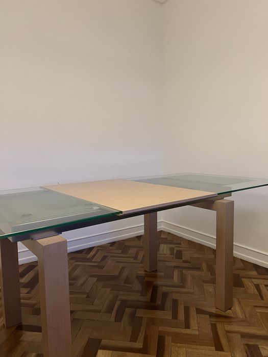 Mesa com tampo de vidro