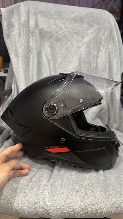 mt helmets thunder 4