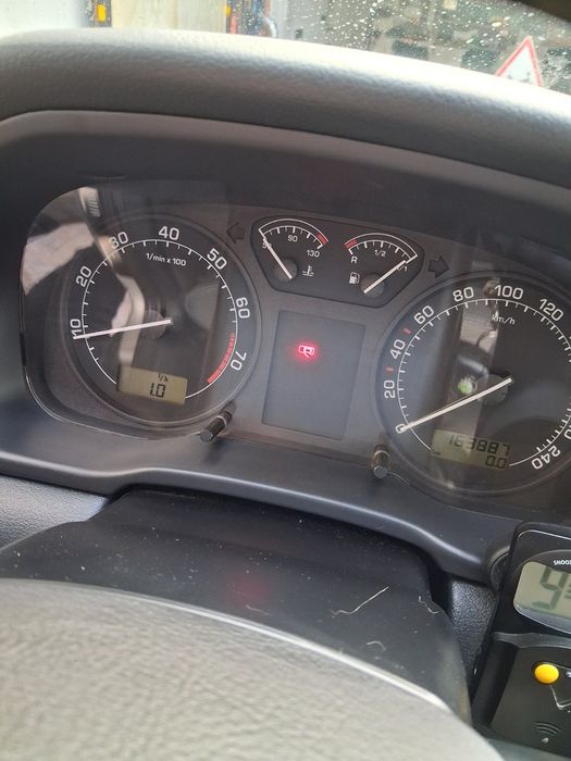 Skoda 1,6 tour 2004 бензин