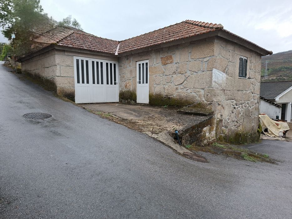 Casa junto à barragem de Daivões