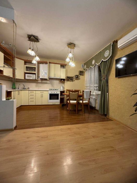 Здається в оренду однокімнатна квартира-студія, район Площі!