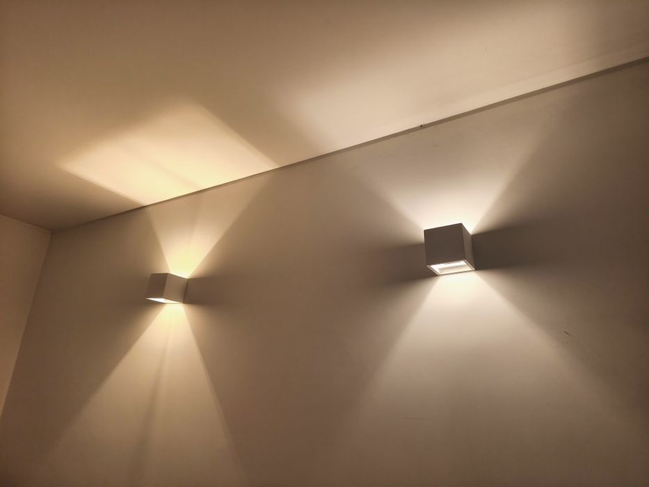Aplique de parede em gesso marca AREA branco.