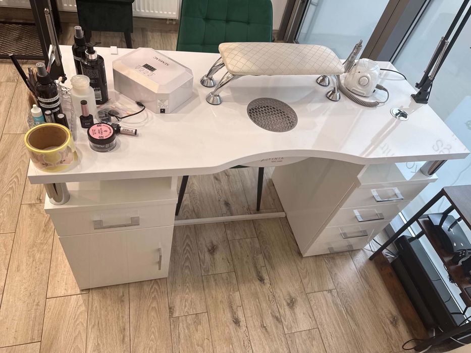 Biurko Afinia do paznokci / manicure z pochłaniaczem