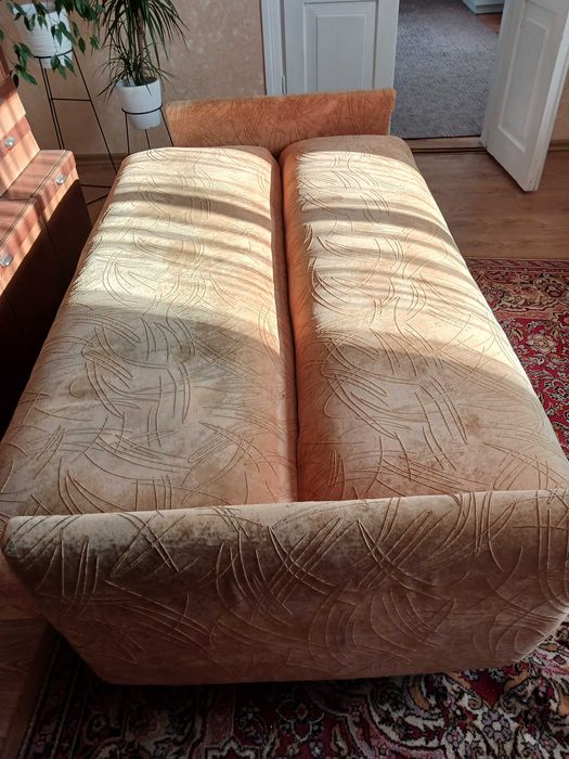 Диван 80-х років пружинний, заново обшитий. Самовивіз.