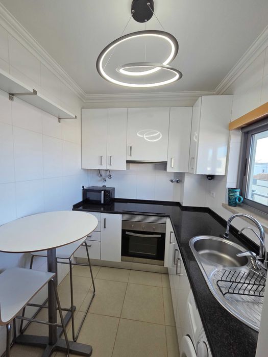 Arrendamento de longa duração de T1 em Condomínio c/ piscina e garagem