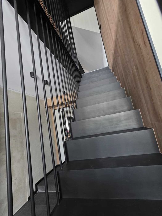 Schody dywanowe stalowe z pełnej blachy - Łódź