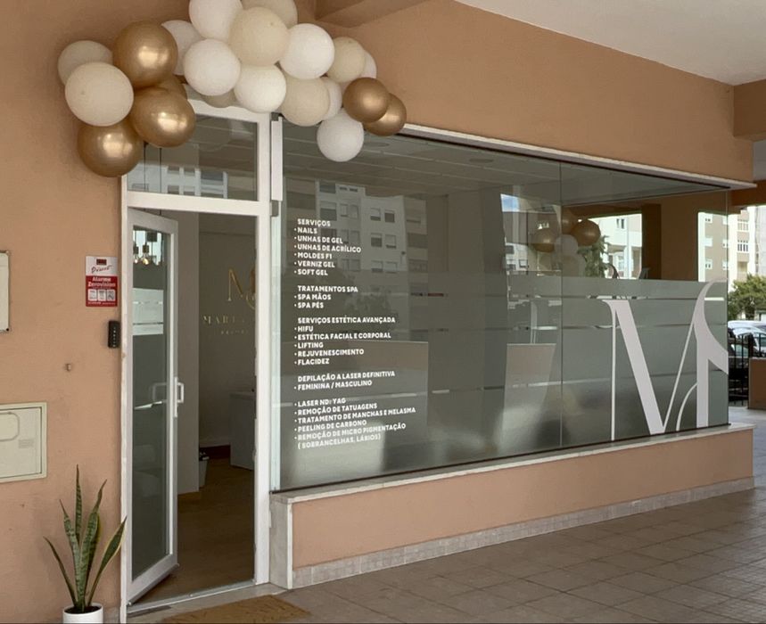 Alugo mesa manicure