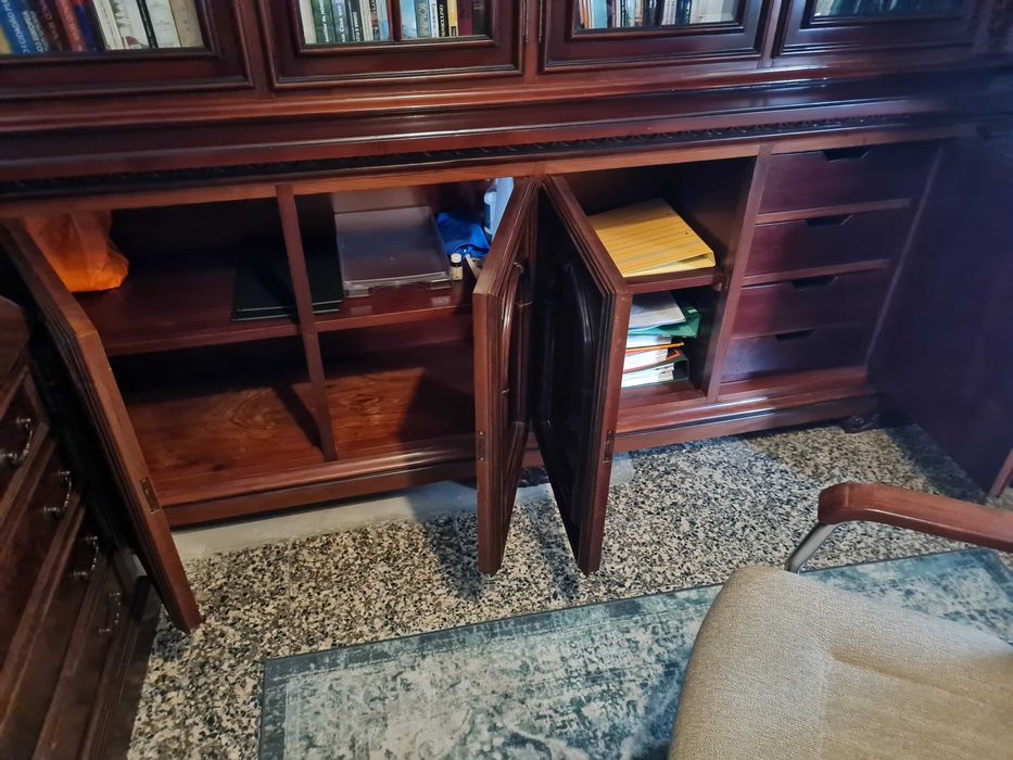 Estante de livros em madeira