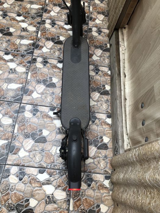 Продам самокат Xiaomi Mi Electric Scooter Essential