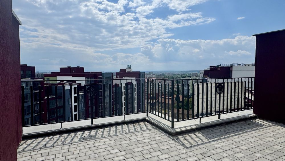 Квартира з терасою у зданому будинку | Вид на гори та річку