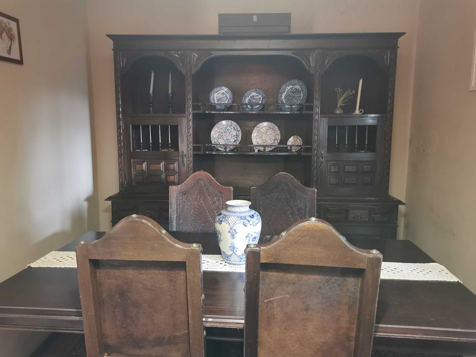 Mobília de sala, armário, mesa e 8 cadeiras