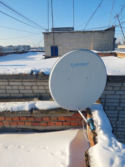 Дві супутникові тарілки, 4 головки, 2 кріплення та 30 метрів кабелю