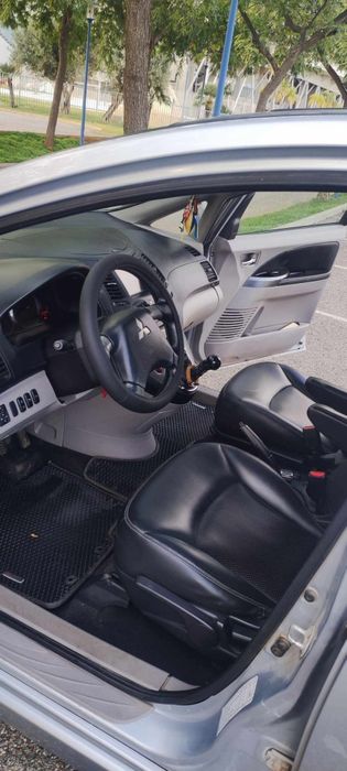 Mitsubishi grandis foto 5
