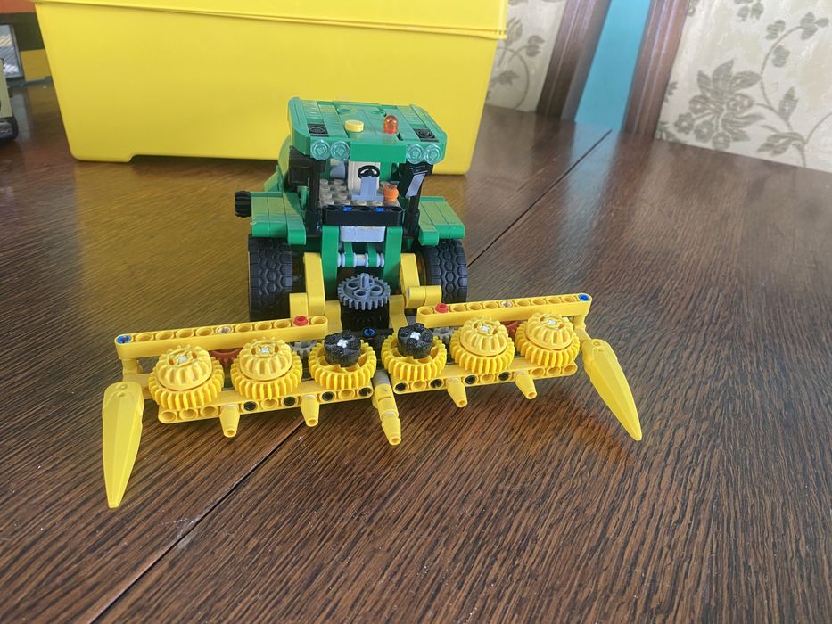 Конструктор LEGO Technic Кормозбиральний комбайн John Deere 9700 (42168)