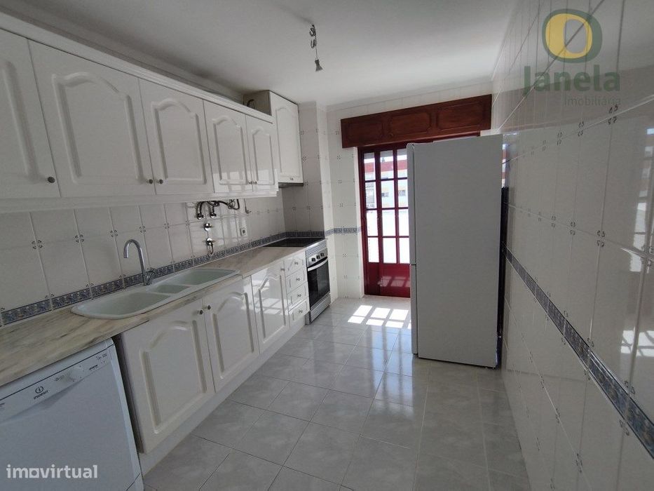 T1 para arrendamento anual, com duas varandas e garagem