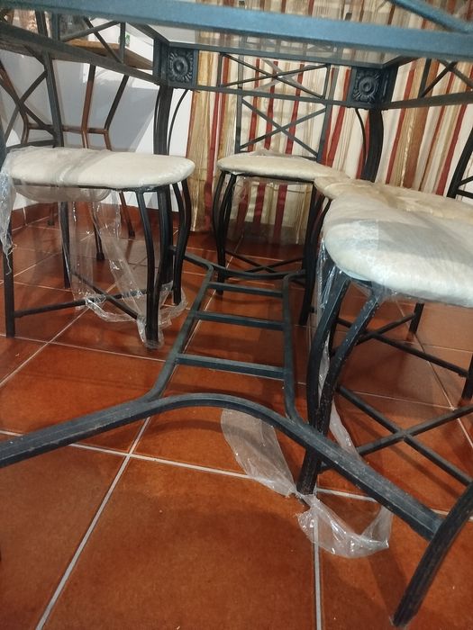 Mesa de vidro com 6 cadeiras