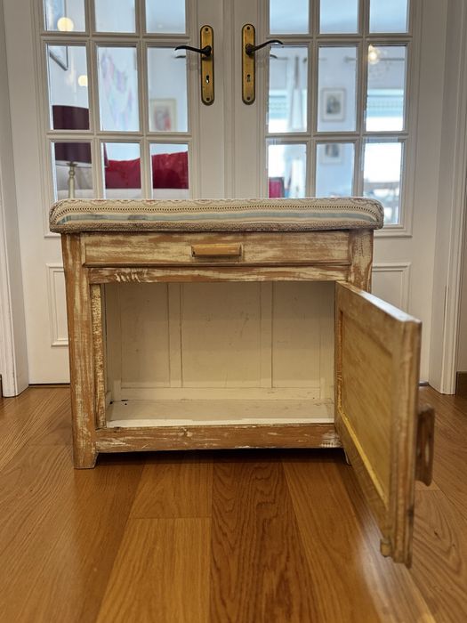 Banco em madeira com arrumação