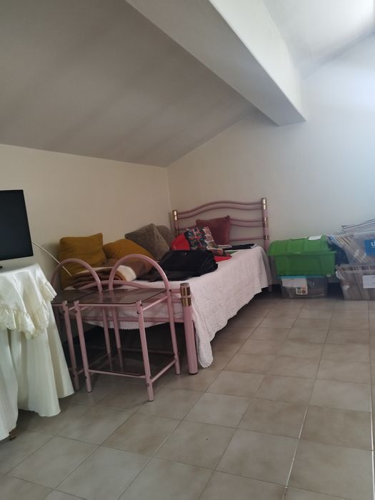 Cama de solteiro e 2 mesas de cabeceira em ferro