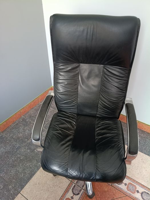 meble biurowe (biurko,szafka,2 krzesła, krzesło skórzane, półki)