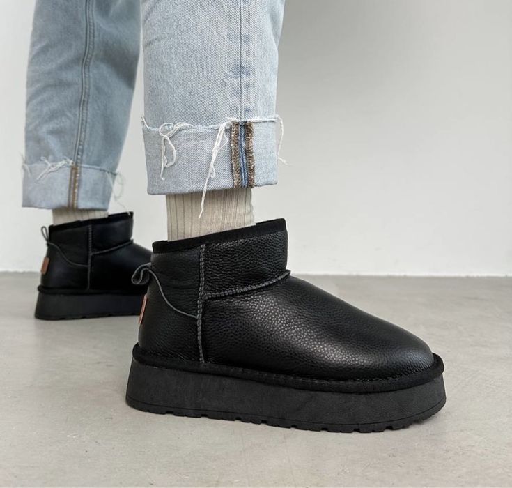 Чорні шкіряні короткі угги на платформі розмір 39-25 см