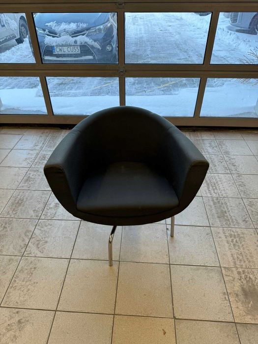 Fotel biurowy w kolorze antracytowym, poczekalnia dla klientów