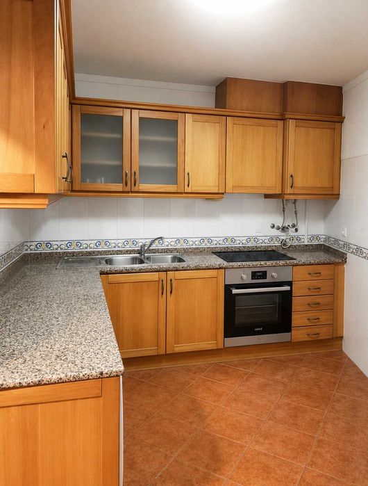 Ground-floor 2-Bedroom Apartment with Garage and Fully Equipped Kitchen – Fonte Grada, Torres Vedras